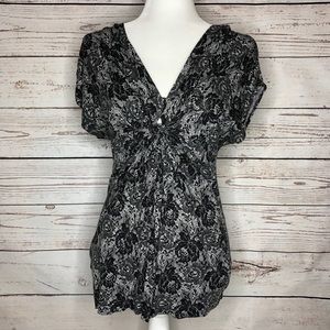 ❣️4 for $15❣️Charlotte Russe B&W Lace V-Neck | M